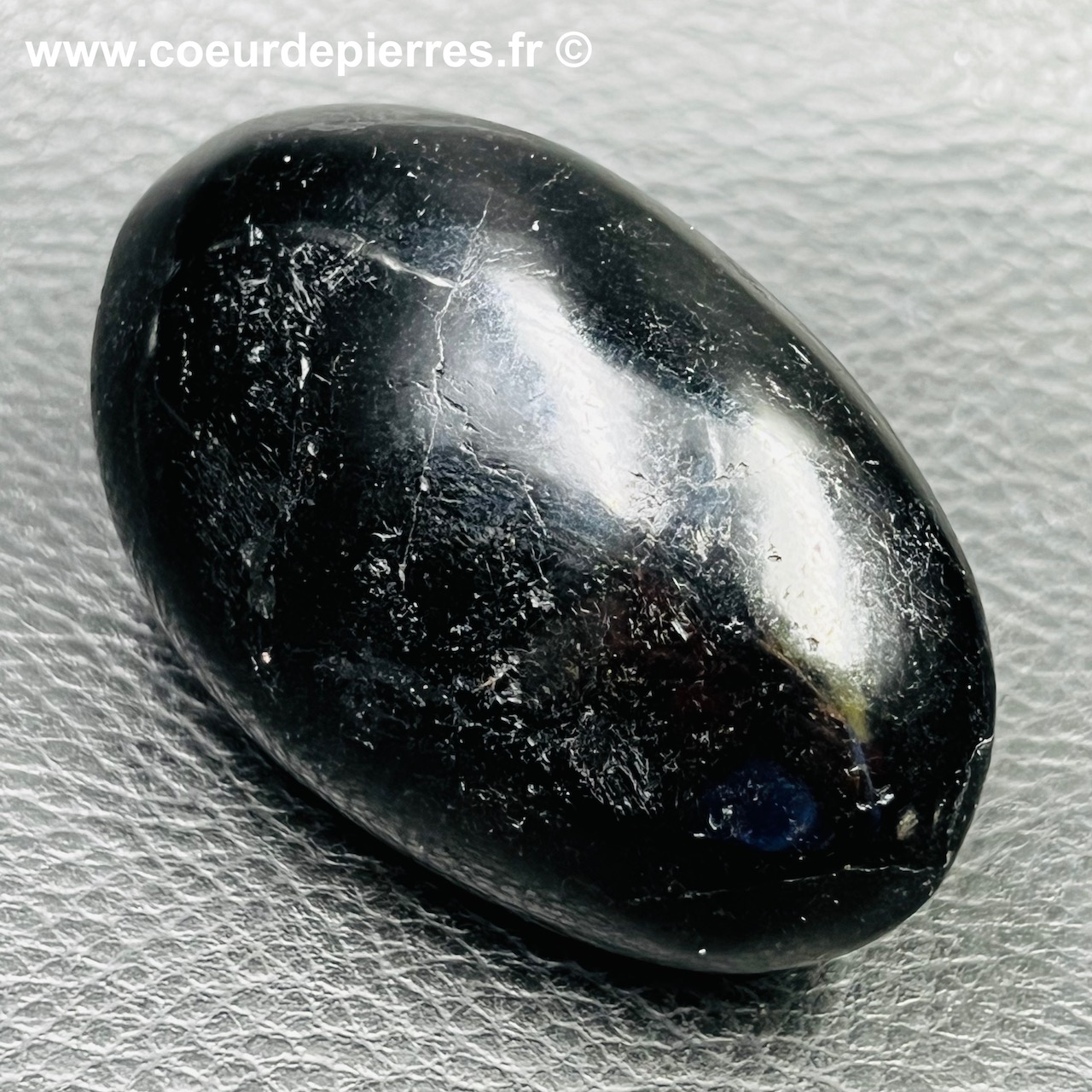 Galet de Tourmaline noire de Madagascar réf gt12 Cœur de Pierres