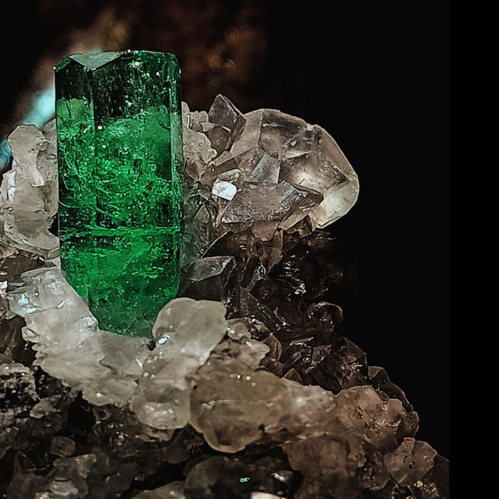 Emeraude brute sur quartz