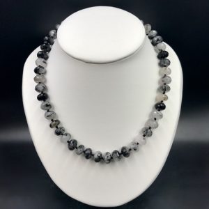 Collier quartz a inclusions de tourmaline « perles ovales à facettes » (ref cqt5)