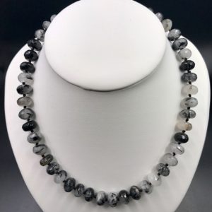 Collier perles ovales à facettes cristal de roche inclusions de tourmaline (ref cqt5)