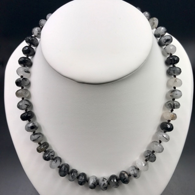 Collier quartz a inclusions de tourmaline “perles ovales à facettes” (ref cqt5)