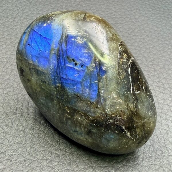Galet de labradorite de Madagascar (réf gl40) – Image 3