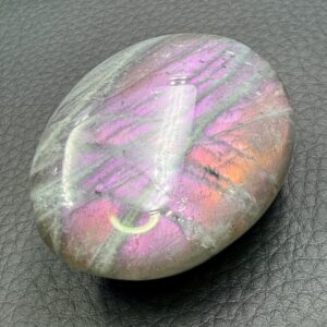 Galet en Labradorite