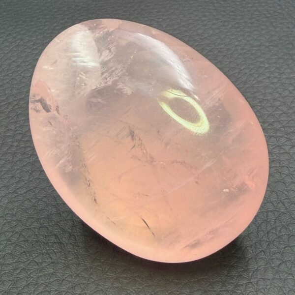 Galet en Quartz Rose de Madagascar (réf qr4) – Image 2