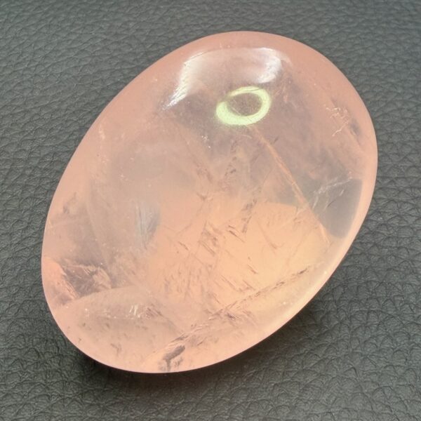 Galet en Quartz Rose de Madagascar (réf qr4) – Image 3