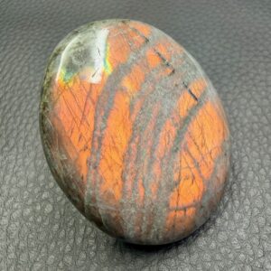 Galet en Labradorite
