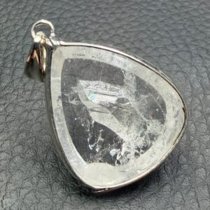 Pendentif en cristal de roche prisme negatif