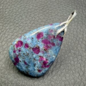 Pendentif Cyanite à Rubis