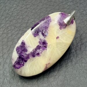 Pendentif en lépidolite