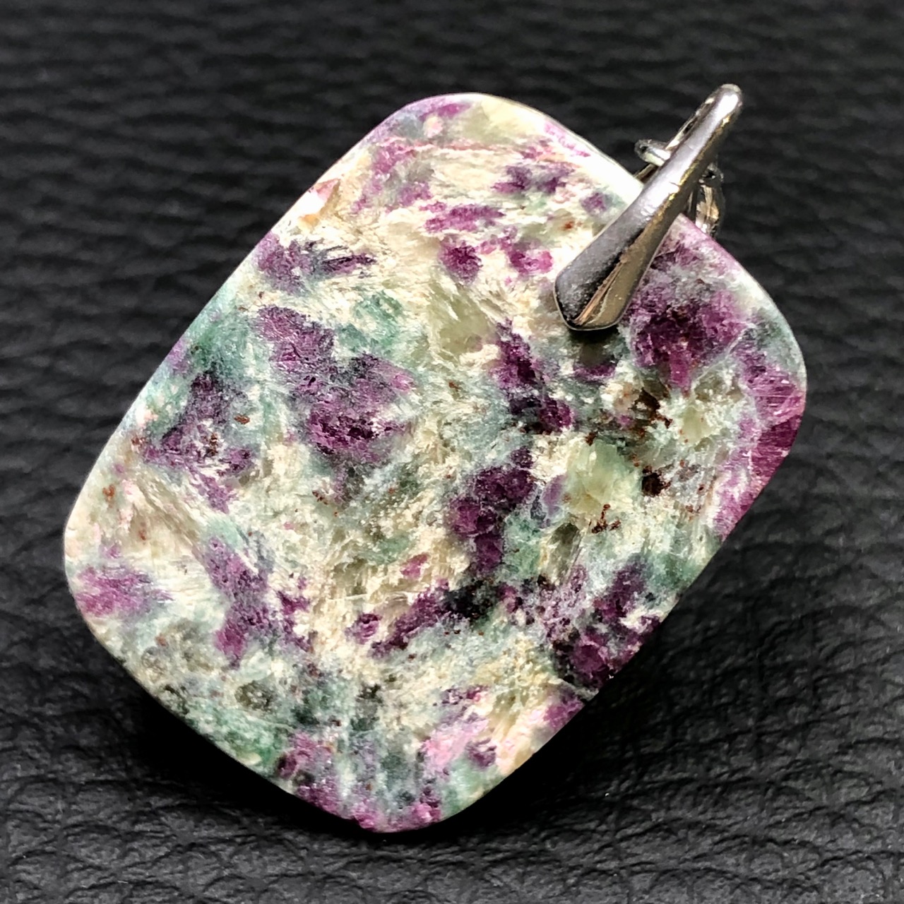 Pendentif en rubis sur fuschite (réf prf4) | Cœur de Pierres