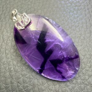 Pendentif en améthyste trapiche