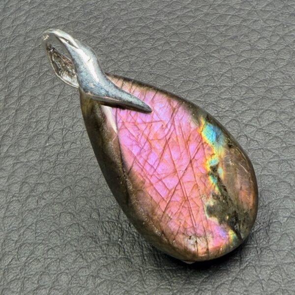 Pendentif Labradorite Violette, Spectrolite de Madagascar (réf lps13) – Image 3