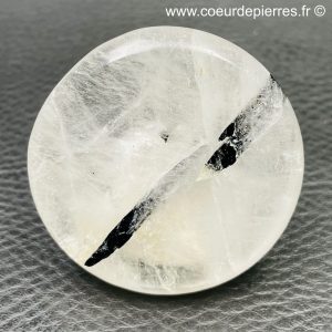 Galet en cristal de roche avec inclusions de tourmaline de Madagascar (réf git3)