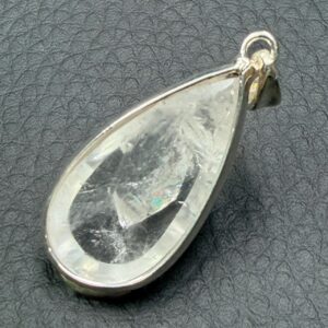 Pendentif Cristal de Roche avec Prisme Négatif