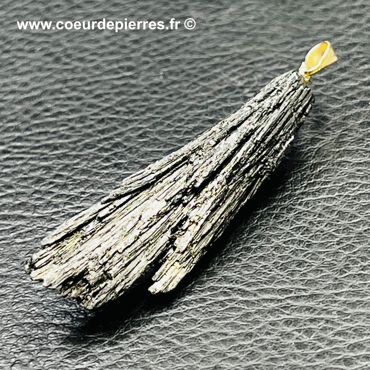 Pendentif en Cyanite Noire « Taramite » du Brésil (réf cy19)