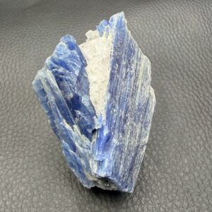 Cyanite sur Calcite