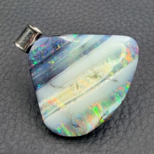 Pendentif en Opale Noire