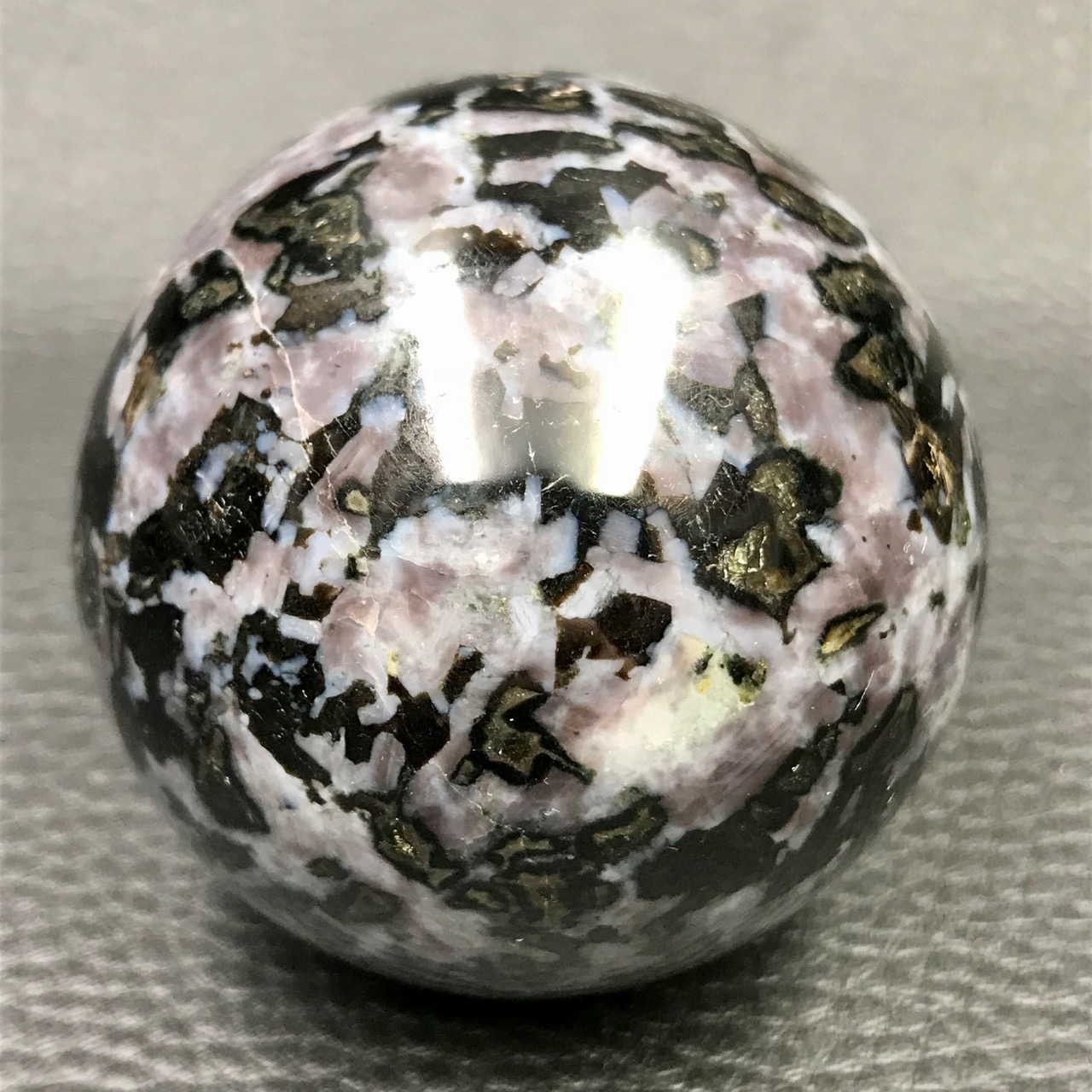 Sphère en gabbro de Madagascar (réf sg12)