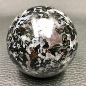 Sphère en gabbro de Madagascar (réf sg12)
