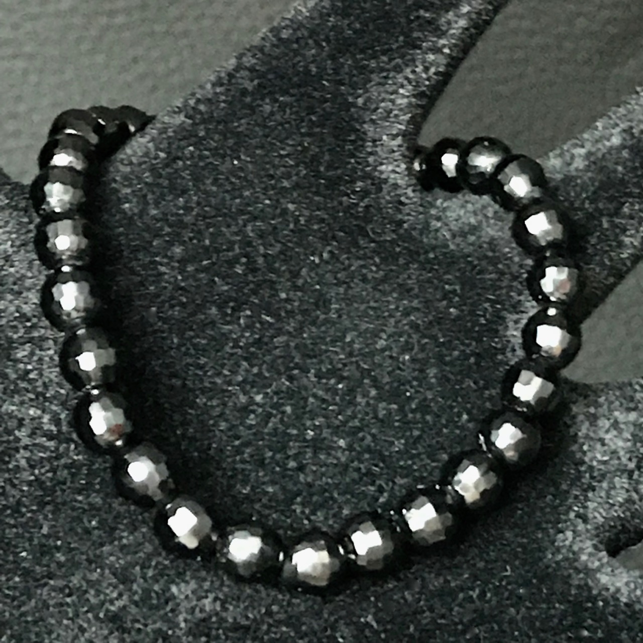 Bracelet en spinelle noir de Madagascar “perles facettés de 6mm”