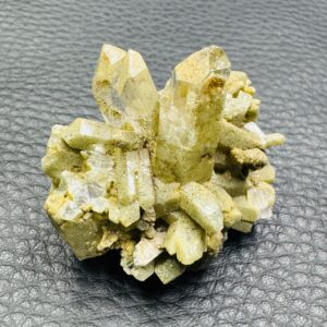 Cristal de Roche à inclusion de Diopside