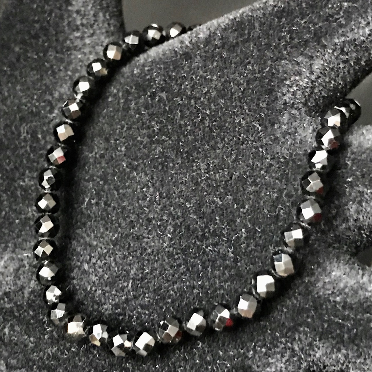 Bracelet en spinelle noir de Madagascar “perles facettés de 4 mm”