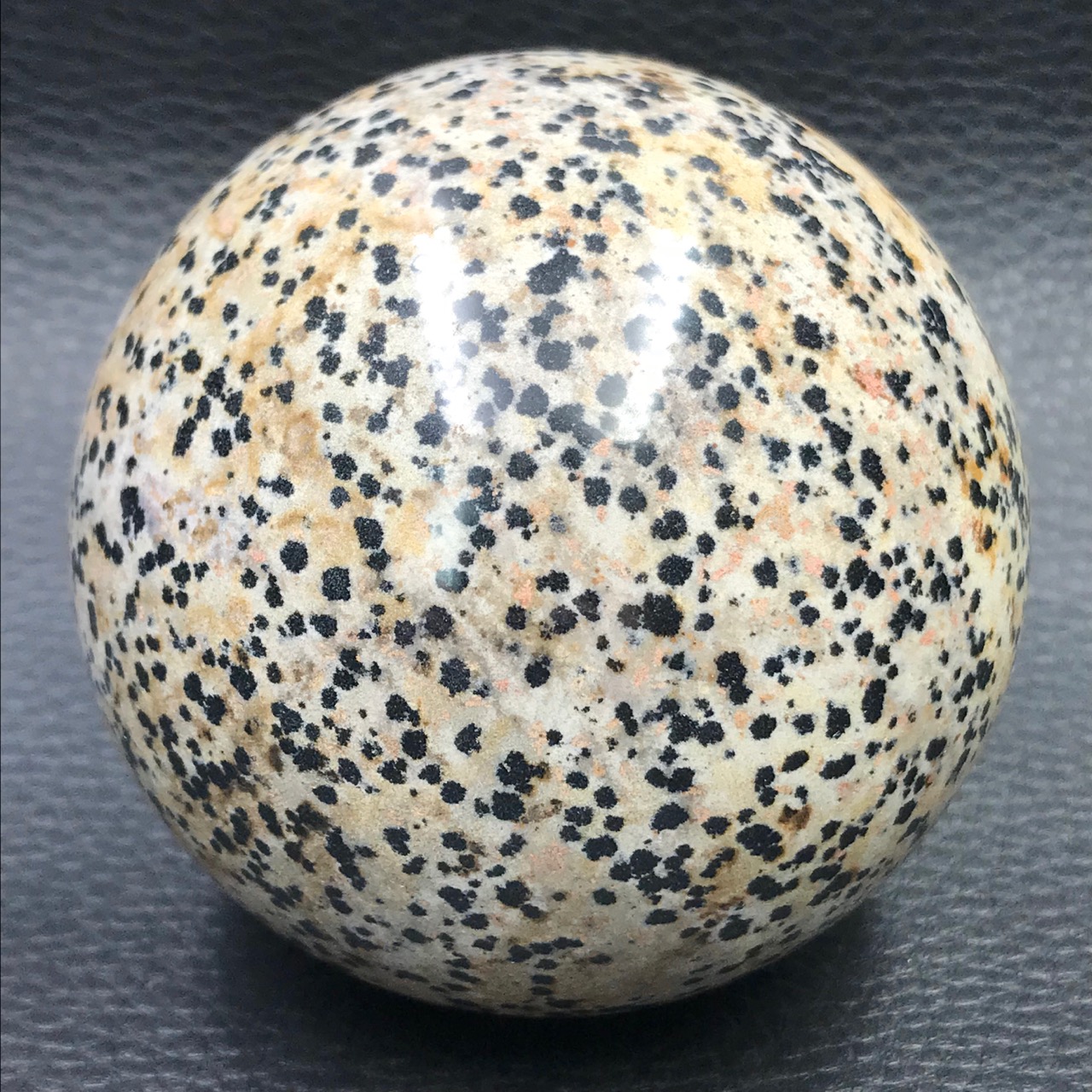 Sphère en Jaspe dalmatien 0,644kg de Madagascar (réf jd2)