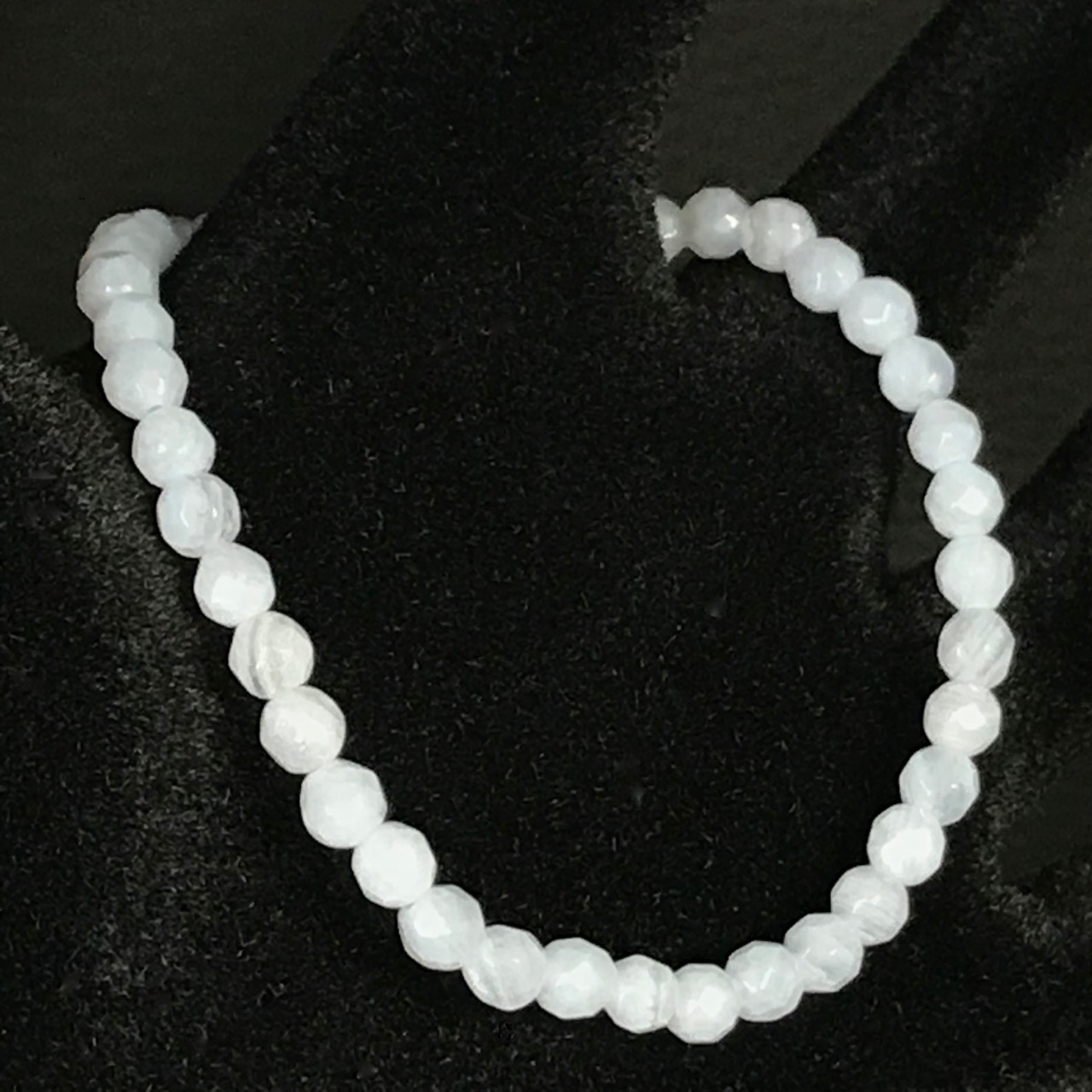 Bracelet en calcédoine du Brésil “perles facettés 4 mm”