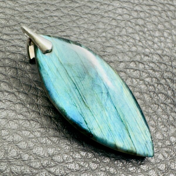 Pendentif Labradorite Bleu Lagon de Madagascar (réf lbl9) – Image 2