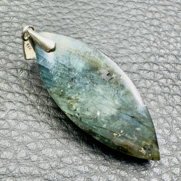 Pendentif Labradorite Bleu Lagon de Madagascar (réf lbl9) – Image 3