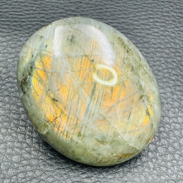Galet de labradorite de Madagascar (réf gl57) – Image 2