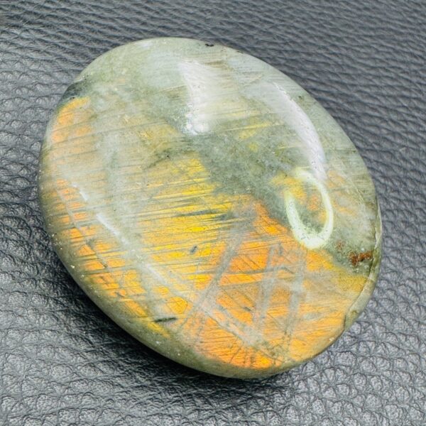 Galet de labradorite de Madagascar (réf gl57) – Image 3