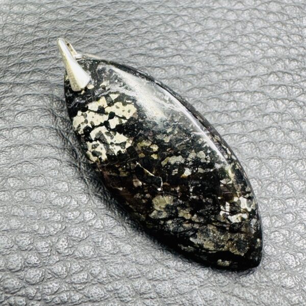 Pendentif en Nuumite