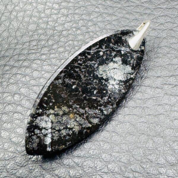 Pendentif en Nuumite du Groenland (réf nu6) – Image 3