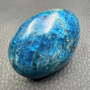 Galet en Apatite Bleue