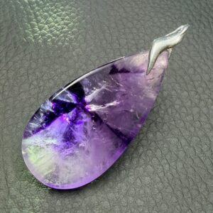 Pendentif en améthyste trapiche