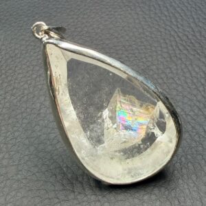 Pendentif en quartz avec prisme négatif