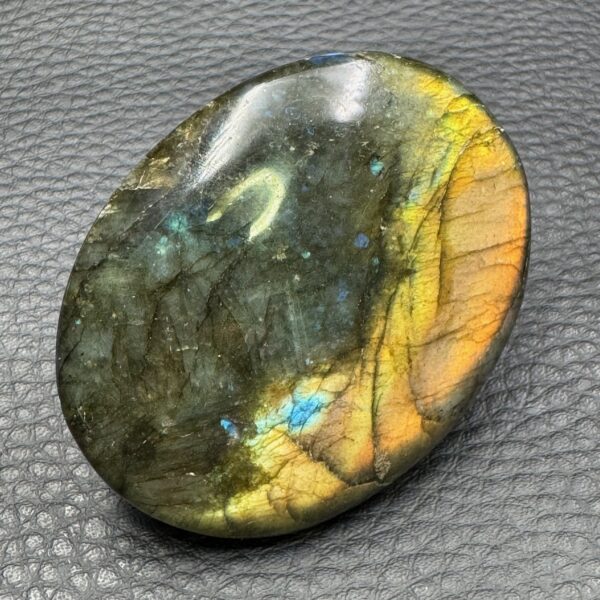 Galet de labradorite de Madagascar (réf gl68) – Image 3