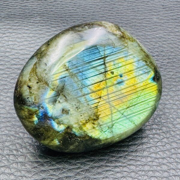 Galet labradorite de Madagascar (réf gl14) – Image 3