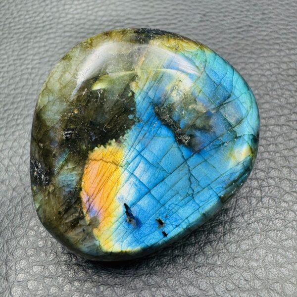 Galet de labradorite de Madagascar (réf gl46) – Image 2
