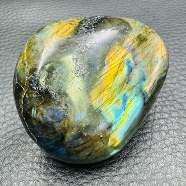 Galet de labradorite de Madagascar (réf gl46) – Image 3