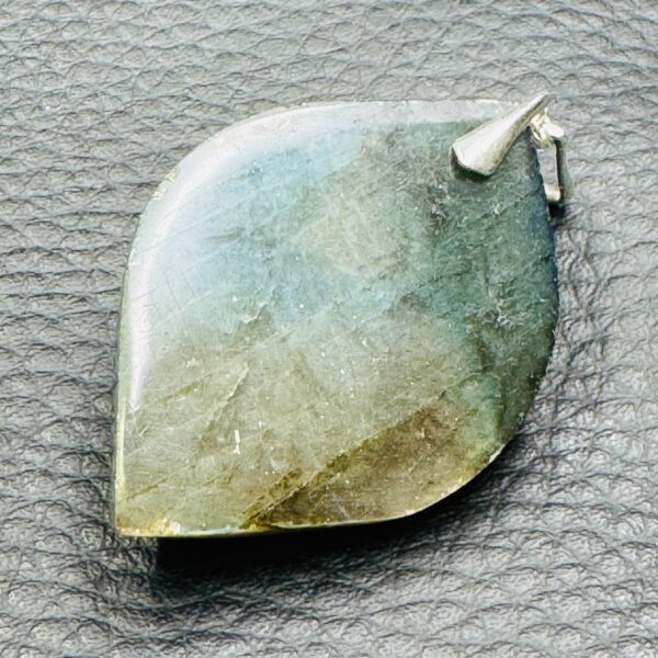 Pendentif en Labradorite Bleu Doré de Madagascar (réf ltm1) – Image 3