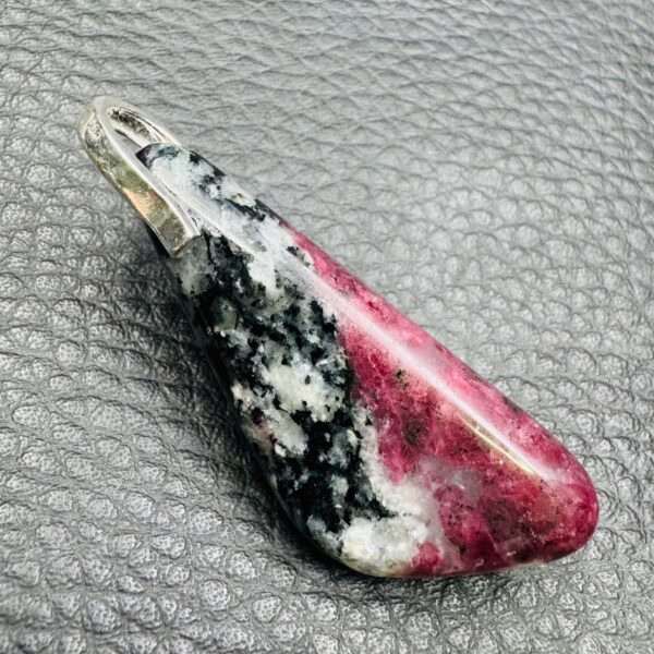 Pendentif en eudialyte « sang de dragon » de Norvège (ref ed3) – Image 3