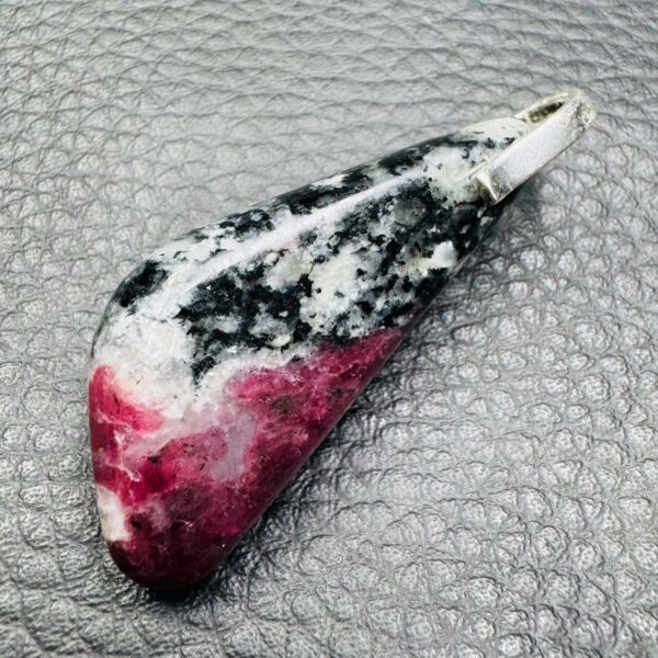 Pendentif en eudialyte « sang de dragon » de Norvège (ref ed3) – Image 2