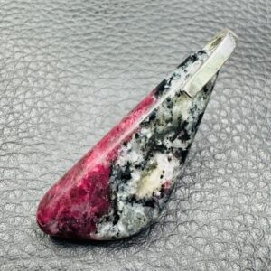Pendentif en Eudialyte