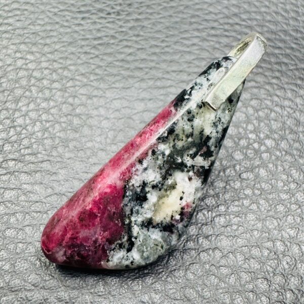 Pendentif en Eudialyte