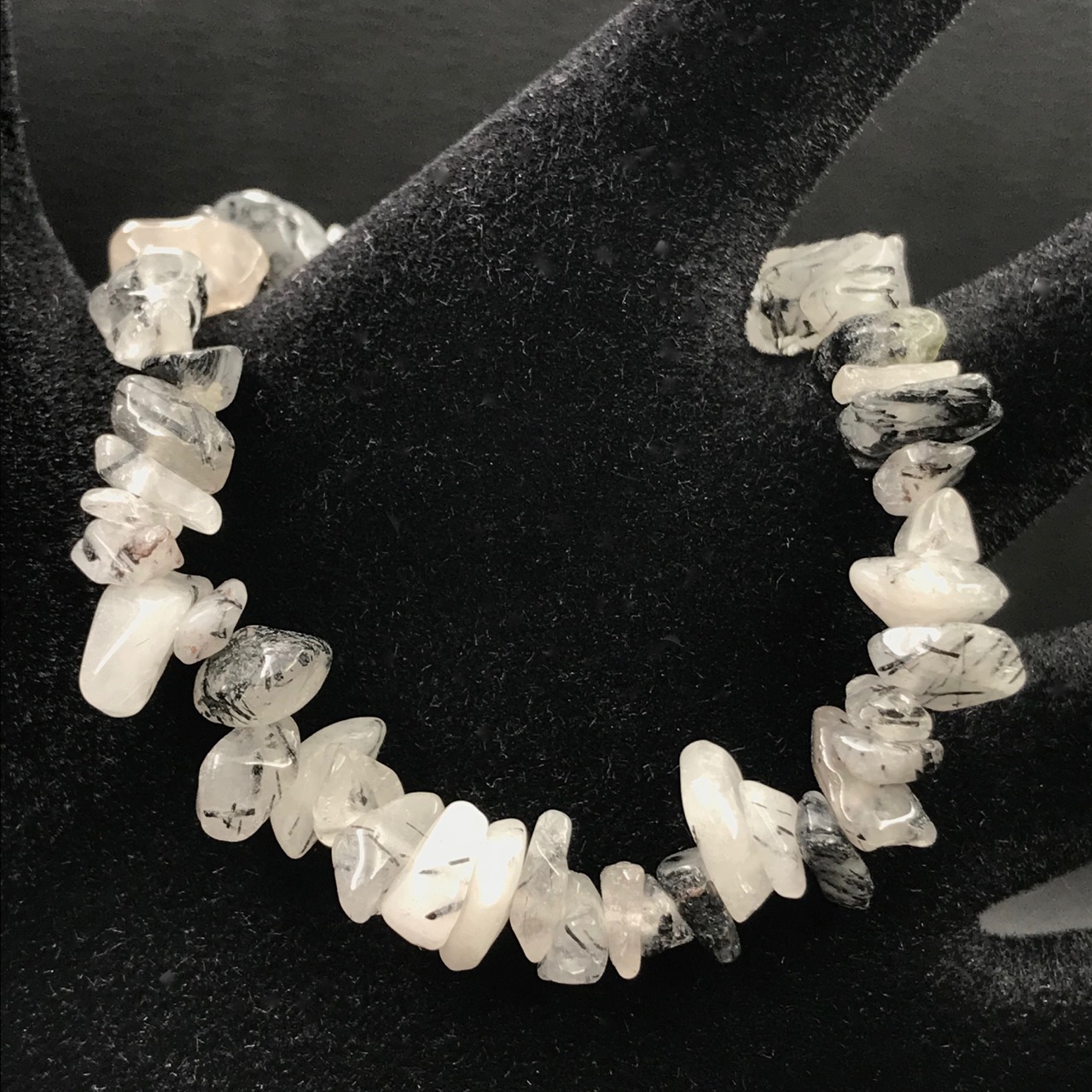 Bracelet chips en cristal de roche avec inclusions de tourmaline