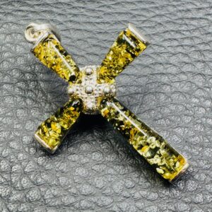 Pendentif en Ambre Verte Croix