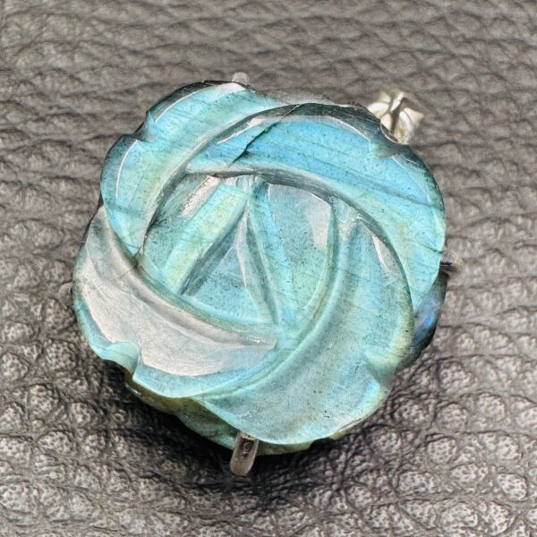 Pendentif Labradorite Bleu Lagon "Rose sculptée" (réf lbl45) – Image 2