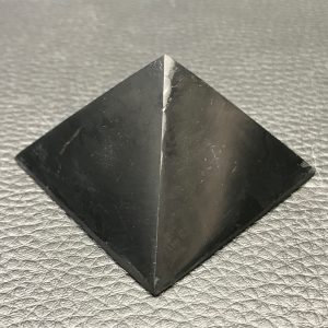 Pyramide en shungite de Russie 0,047 kg (réf pys5)
